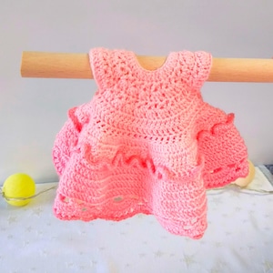 Patron PDF de robe de poupée au crochet – Tenue d'été en dentelle rose pour poupée de 33 cm – Patron de vêtements amigurumi