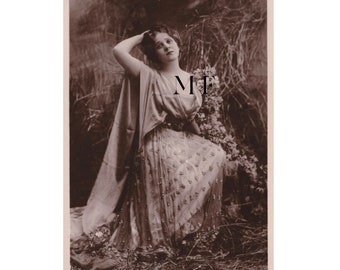 Vintage postcard, Miss Edna May, Davidson Brothers, London, 1907