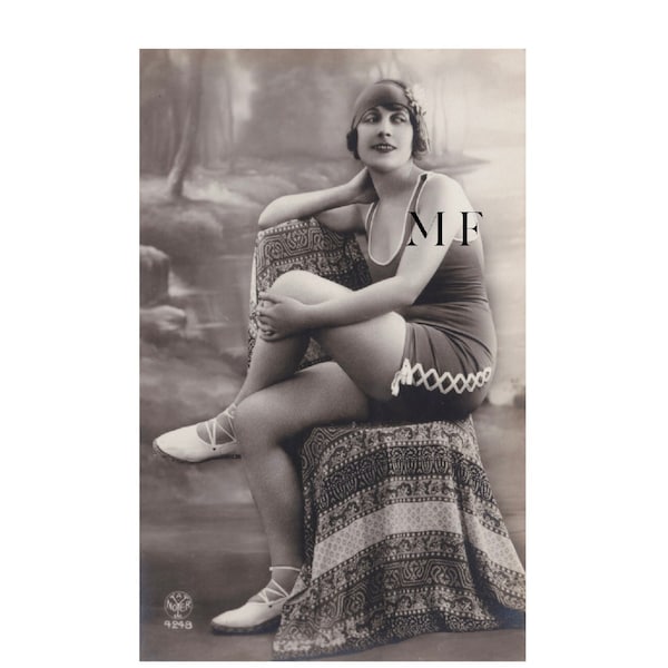Vintage-Postkarte, junge Frau, Badende, Pin-Up
