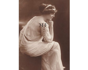 Vintage postcard, Beautiful young woman with a romantic appearance, Dream, Reverie, 1913