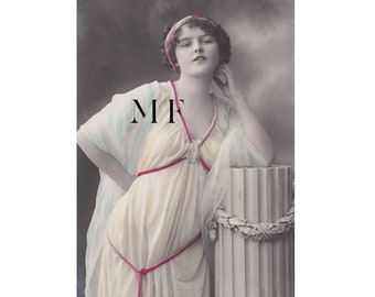 Carte postale vintage, Jolie jeune femme appuyée sur une colonne grecque, Wally Pietschel
