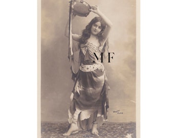 Vintage-Postkarte, hübsche junge Frau mit langen Haaren und ihrem Tamburin, Pariser Casino, Walery Paris