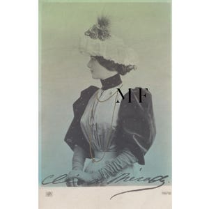 Pode incluir: Uma fotografia vintage em tom sépia de uma pessoa de perfil vestindo uma blusa de gola alta com mangas bufantes, um casaco escuro e um chapéu de aba larga com uma pena. A imagem apresenta o texto MF, uma assinatura e o código 116/18.