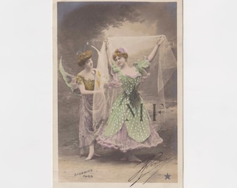 Carte postale vintage, Deux belles jeunes femmes, Rose et Papillon