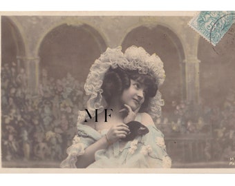 Vintage-Postkarte, junges Mädchen mit einem Spitzen-Chiffon-Outfit und einer schwarzen Samtmaske in der Hand, Foto M. F. Paris