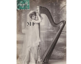 Carte postale ancienne ∙ Belle jeune femme avec une harpe