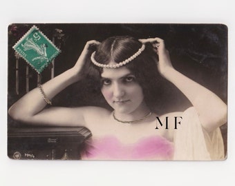 Carte postale vintage, Jolie jeune femme, La Belle aux perles