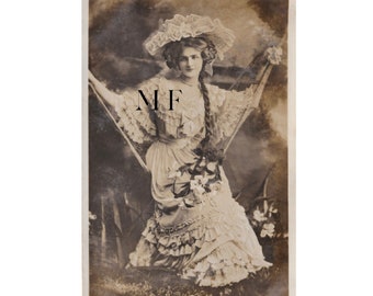 Carte postale vintage, Artiste, la belle et élégante Lily Elsie