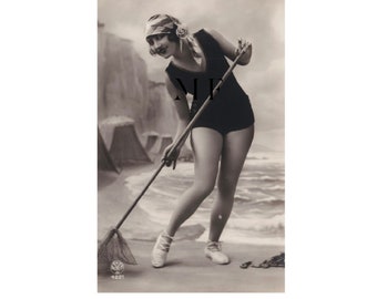 Carte postale vintage, Jeune femme à la plage, Baigneuse, Pêcheuse, Pin-Up