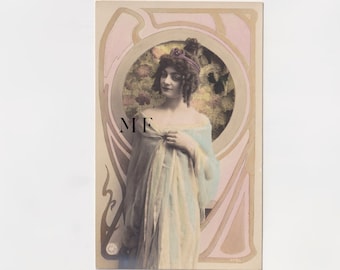 Carte postale vintage, Belle jeune femme à l'allure romantique