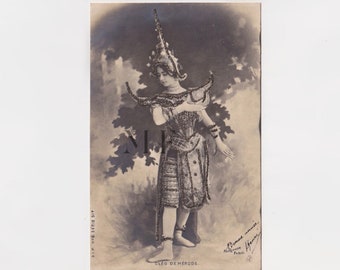 SELTEN, Cléo de Mérode, Reutlinger Paris, französische Vintage-Postkarte, Cléo im kambodschanischen Tänzerkostüm, Glitzer