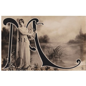 Pode incluir: Impressão de arte vintage em tons sépia com uma mulher em um vestido esvoaçante segurando uma lira. Uma grande letra "A" emoldura a cena, com as letras "NIF" visíveis. O fundo retrata um lago sereno e uma paisagem.