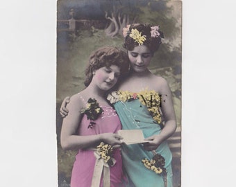 Carte postale vintage, Deux belles jeunes femmes lisant une lettre