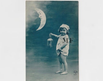 Postal vintage, Niño, Luna, Luna creciente, Niña con linterna