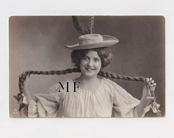 Vintage-Postkarte, Porträt einer hübschen jungen Frau mit sehr langen Zöpfen