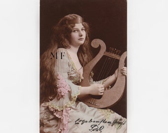 Carte postale vintage, Belle et  jeune musicienne, Lyre, Musique