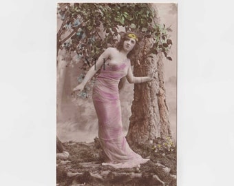 Carte postale vintage, Belle jeune femme coiffée d'une couronne dorée