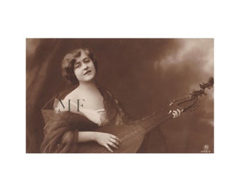 Carte postale vintage, Belle jeune femme jouant de la mandoline