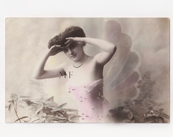 Carte postale vintage, Jolie jeune femme et coquillage