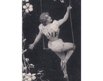 Vintage-Postkarte, Hübsche Frau schwingt auf einer Schaukel, 1904