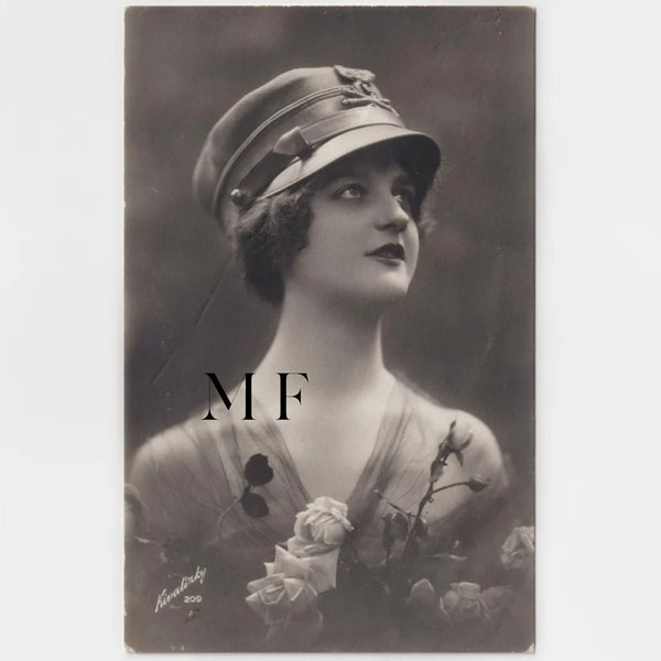 Carte postale vintage, Portrait de femme portant une casquette