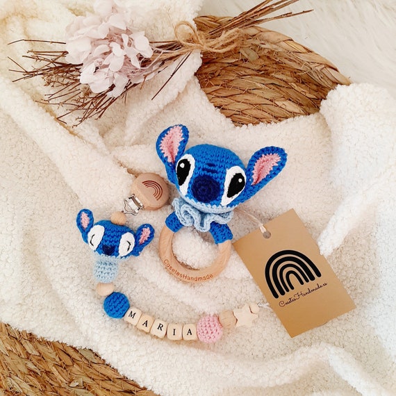 Conjunto Baby Stitch, Regalo recien nacido, Chupetero Stitch, Sonajero  Stitch, Baby shower, Embarazo, Amigurumi Stitch. Regalo bebe. -  España