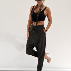 Pantalones negros tipo harén con entrepierna baja: pantalones de rayas vanguardistas