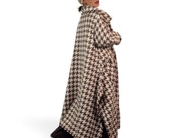 Asymmetrische maxi-jas met pied-de-poulepatroon, oversized avant-garde overjas met onafgewerkte randen.