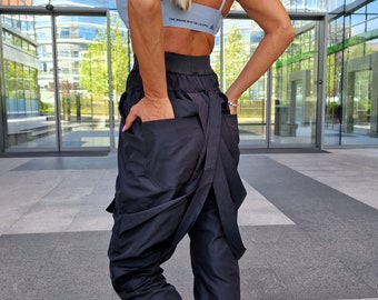 Pantaloni neri a cavallo basso, pantaloni cargo harem con bretelle, pantaloni a vita alta d'avanguardia