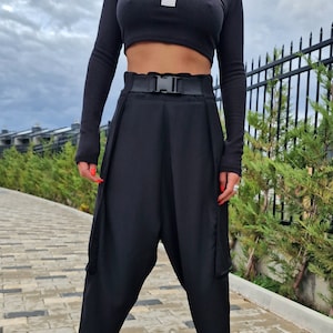 Sarouel noir : taille haute, entrejambe ample, style avant-gardiste