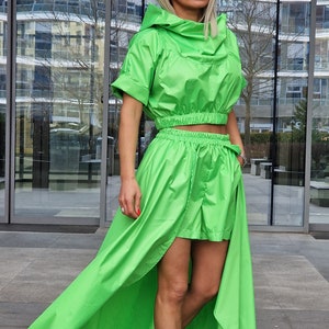Neongroen damespak, losse broek met lange asymmetrische rok, korte top met capuchon, gotische set, extravagante damesset, avant-garde set