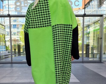 Groene oversized jas met pied-de-pouleprint, zwarte gebreide maxi-cardigan met lange mouwen, opvallende lange jas