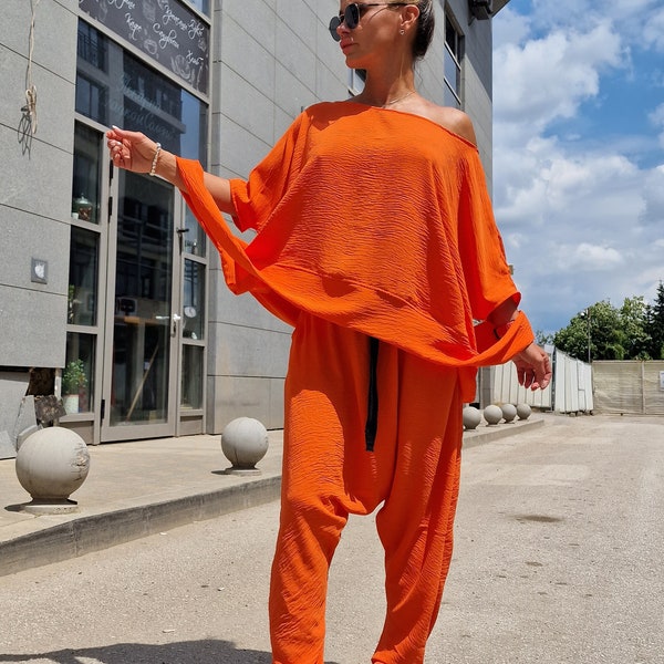 Ensemble orange, ensemble femme en deux parties, pantalon ample avec haut ample, maxi top asimétrique, pantalon de saharel, ensemble avant-gardiste