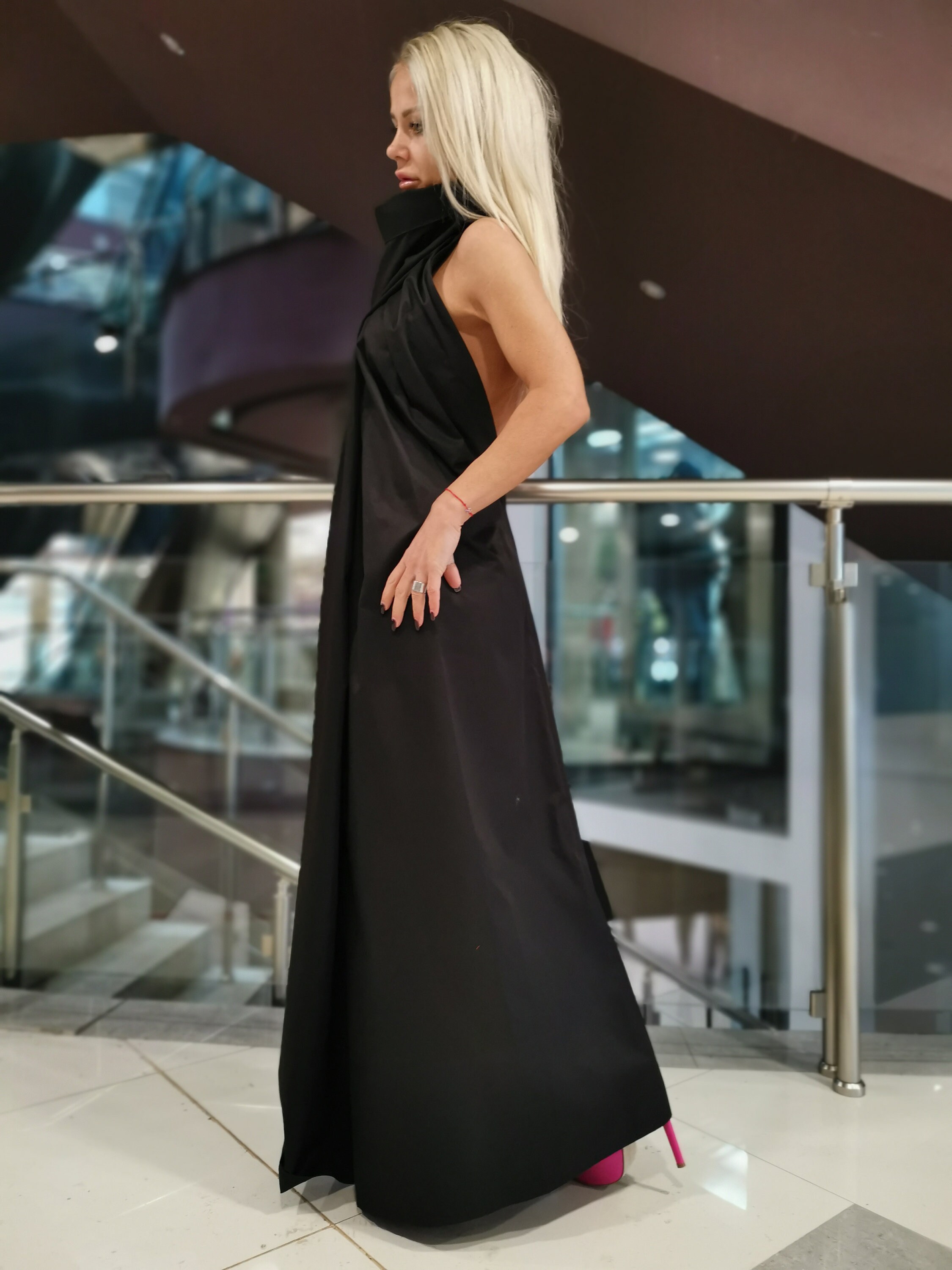 Vestido negro con cuello alto sale