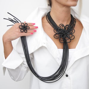 Handgemachte lange Kette/ Extravagante Blumen Kette/ Kette aus synthetischem Seil/ Avantgarde Kette