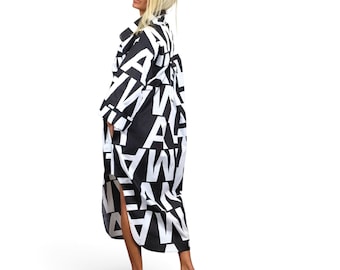 Könnte beinhalten: Ein langärmeliges, wadenlanges Hemdkleid mit einem auffälligen, durchgehenden schwarz-weißen Grafikdruck aus großen, sich wiederholenden Großbuchstaben. Das Kleidungsstück hat einen Hemdkragen, eine Knopfleiste und einen asymmetrischen Saum.