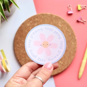 Keep Going Keep Growing Aufkleber - motivierendes Smiley-Blumen-Design, blau & pink, positive Affirmation, matte Oberfläche, Laptop-Journalaufkleber