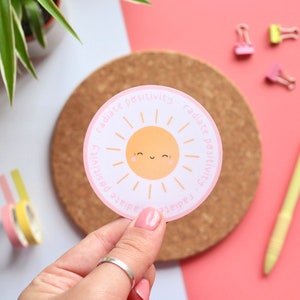 Radiate Positivity Aufkleber - Smiley Sun Design, Pink & Gelb Ästhetik, motivierende Vinyl-Aufkleber, mattes Finish, Laptop Journal Aufkleber