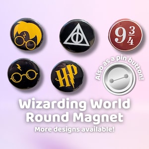 Op de afbeelding: Set van zes ronde Harry Potter-themamagneten. De magneten bevatten afbeeldingen van Harry Potters bril, het symbool van de Doodsgeesten, het Hogwarts-wapen en het nummer 9 3/4. De magneten zijn ook verkrijgbaar als pinnen.