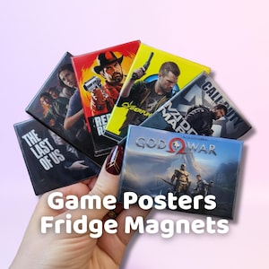 Pode incluir: Uma coleção de ímanes retangulares para frigorífico com cartazes de jogos. Os ímanes apresentam vários títulos de jogos, incluindo "The Last of Us", "Red Dead Redemption", "Cyberpunk", "Call of Duty" e "God of War". O texto "Game Posters Fridge Magnets" também é visível.