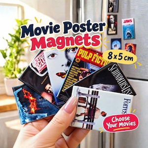 Può includere: Una collezione di magneti rettangolari con locandine di film iconici come Pulp Fiction, Schindler's List e Forrest Gump. Ogni magnete misura 8x5 cm. Il set include vari design cinematografici con colori vivaci e testo chiaramente leggibile.