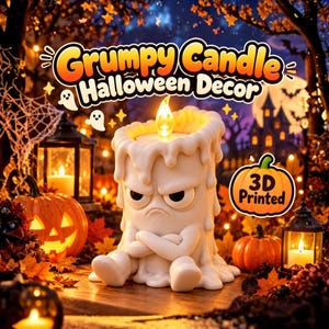 Op de afbeelding: Een wit 3D-geprint kaarsfiguur met een norse gezichtsuitdrukking, gekruiste armen en een zittende houding. De kaars heeft een gloeiend vlamvormig licht aan de bovenkant. De tekst "Grumpy Candle Halloween Decor" en "3D Printed" zijn zichtbaar.