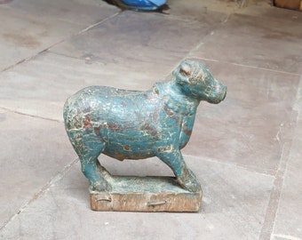 伝統的な聖牛、古い真鍮製のインドのナンディ像、手彫りのナンディ