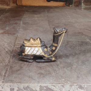 Cammello di legno // Statua di cammello vintage // Cammello decorativo // Figurina di cammello ornato // Cammello di decorazione console // Ottone e madreperla montata