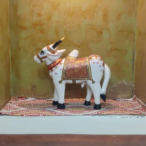 Beautiful hand made and handpainted holy cow statue for home décor/home decorative wooden cow statue/