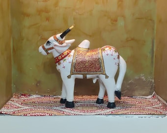 白い牛の木製置物、手描きの牛の像、木製のインドの牛、手彫りの牛の