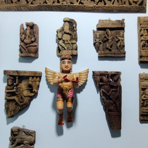 アンティークのガネーシャ彫刻パネル：回収された木製のドア枠の工芸品
