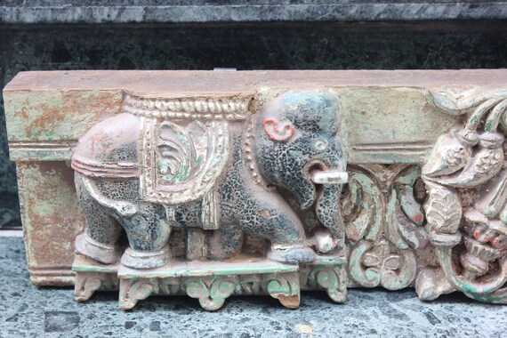 手作りの彫刻が施された木製の象のパネル：アンティークなインドの