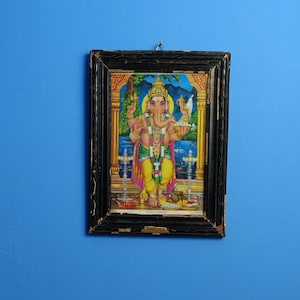Stampa vintage del dio Ganesha con cornice originale in legno nero, decorazione da parete, vecchio poster multicolore raffigurante il dio indiano Ganesha.