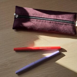 Trousse plate, trousse à stylos, trousse à maquillage, Trousse faculté, trousse fourre tout Suedine violette